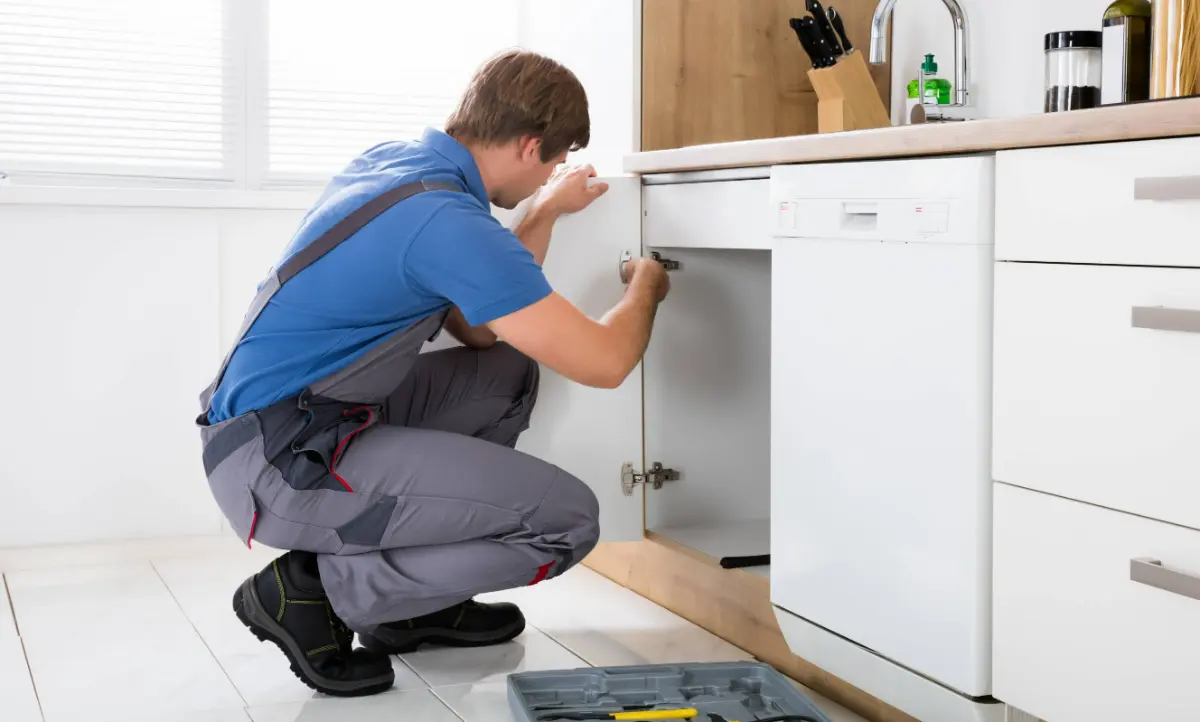 مقایسه قیمت و کیفیت خدمات نصاب کابینت در بازار