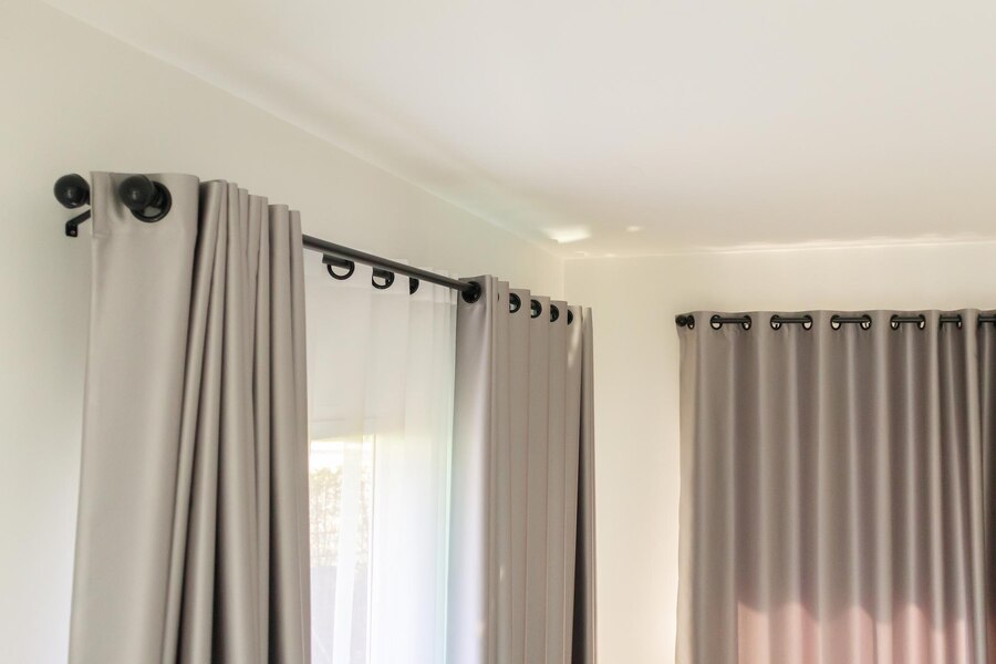 چگونه یک نصاب پرده حرفه‌ای انتخاب کنیم؟ راهنمای کامل